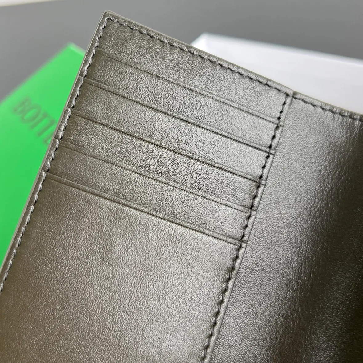 B’s new passport holder [let me see]. 607482 The classic woven element is the symbol of bv, made of cowhide. It is soft to the touch and durable. In addition to the passport, it can also hold cards, documents and a small amount of cash. It is small and exquisite. The country is open. It is a must-have item for the passport holder. It is super suitable for travel. Woven is the eternal classic of the brand. Size: 13.3x9.5, P580